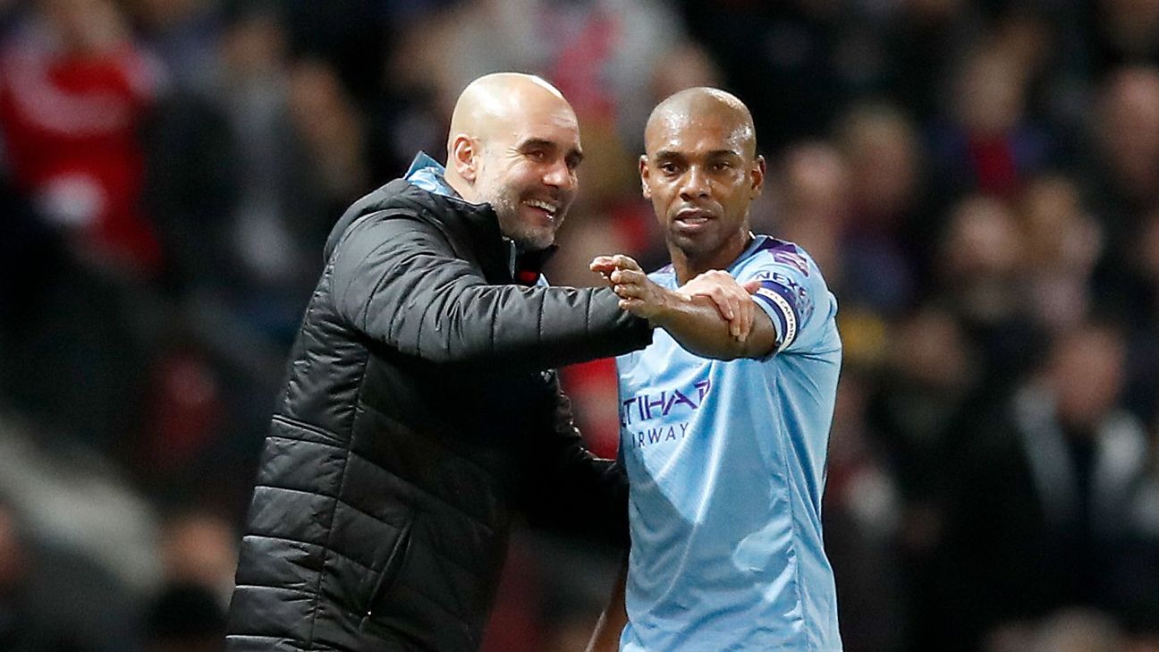 Fernandinho revela humildade de Guardiola em entrevista