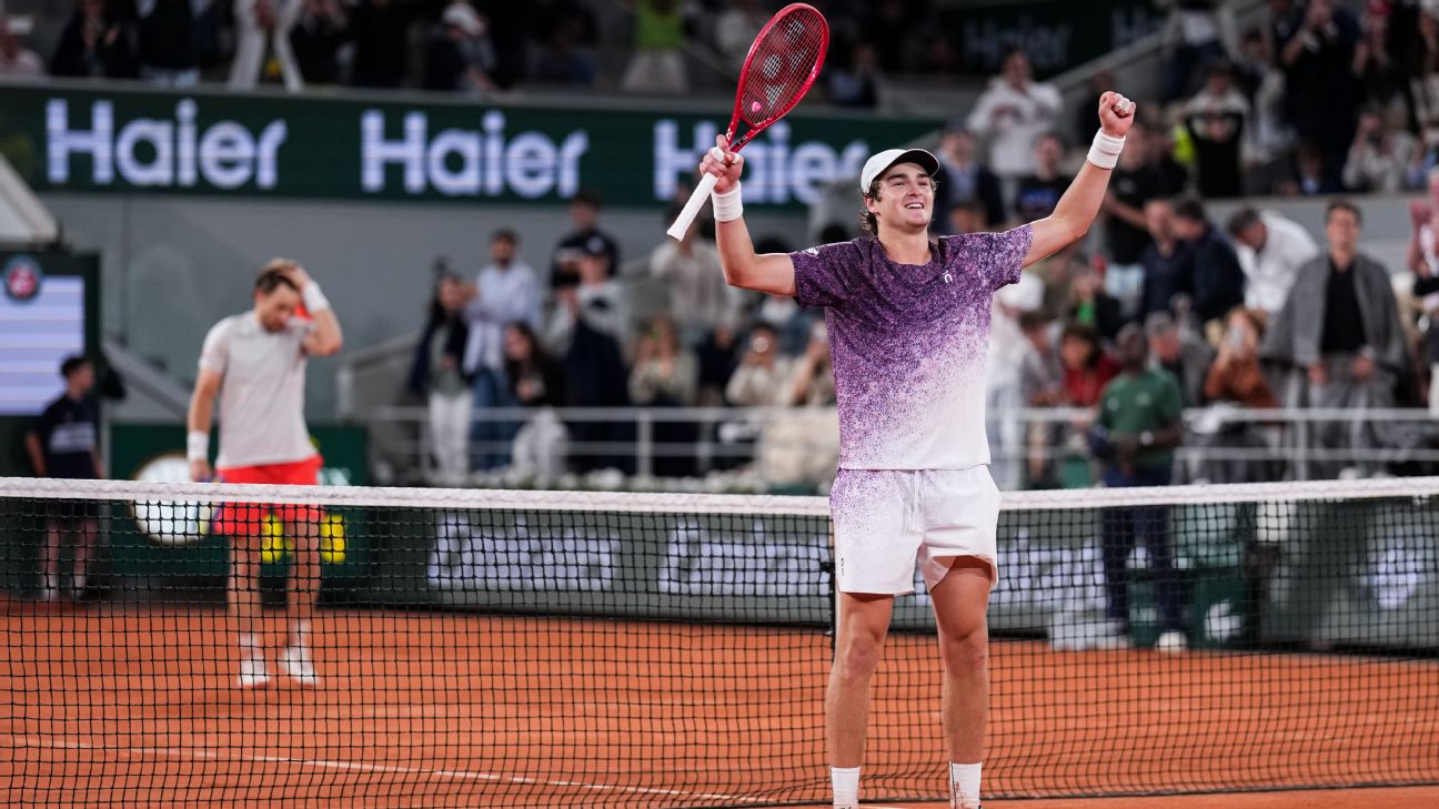 João Fonseca celebra vitória em Roland Garros na presença de Guga
