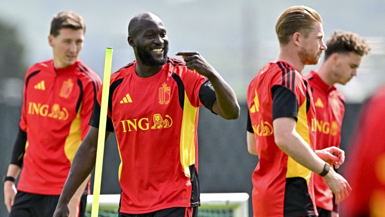 Atacante Romelu Lukaku e meia Kevin De Bruyne em treino da seleção da Bélgica, em Tubize (BEL)