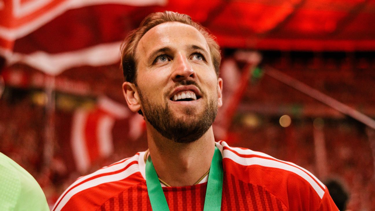 Harry Kane com a medalha de campeão da Copa da Alemanha, título conquistado com o Bayern de Munique na temporada 2025/26