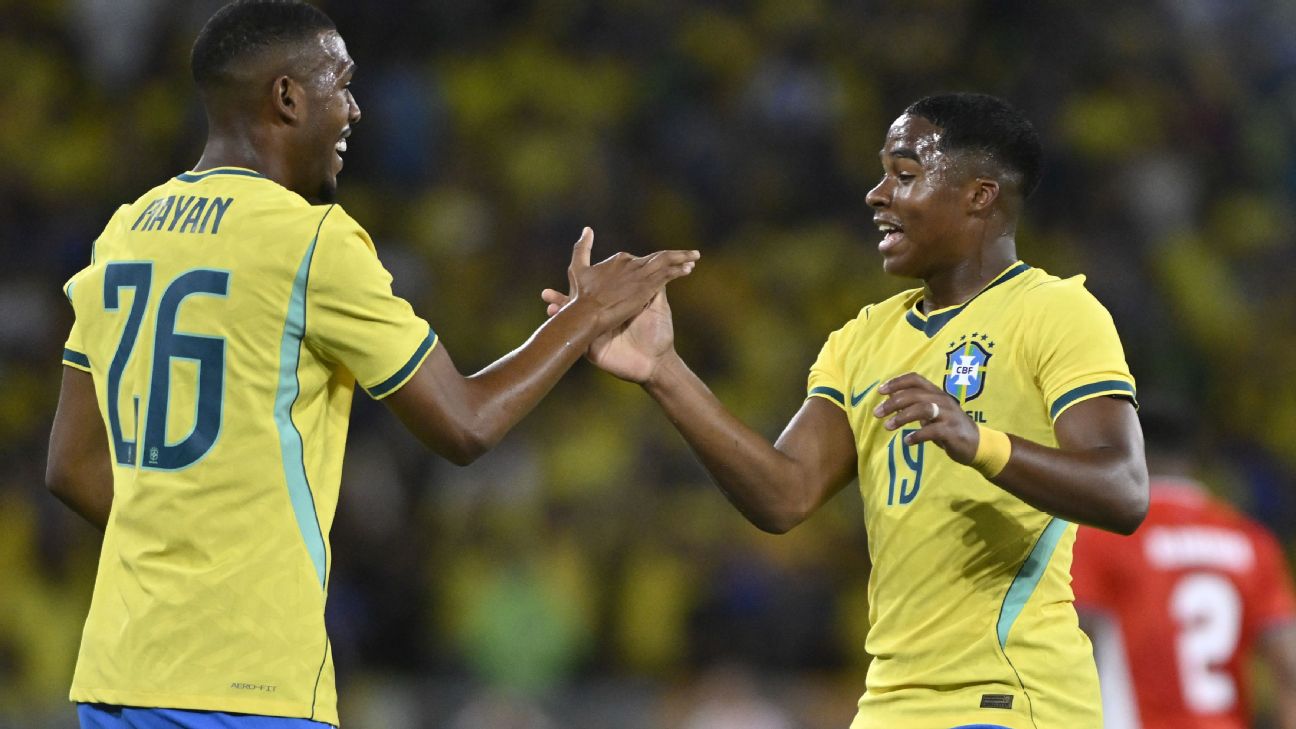 Rayan (esq) e Endrick comemoram gol do Brasil sobre o Panamá