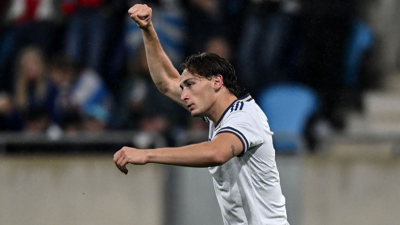Pio Esposito, de branco, comemora gol da Itália contra Luxemburgo