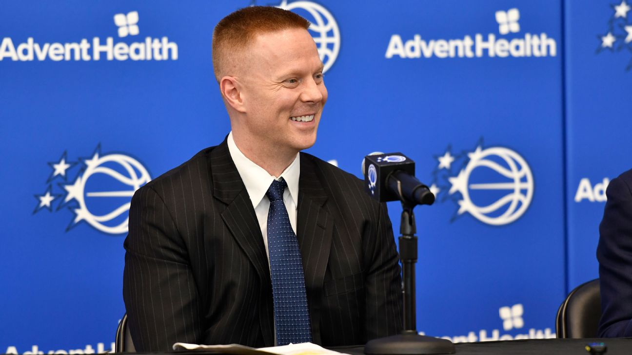 Só sorrisos: Sean Sweeney terá a primeira experiência como treinador na NBA